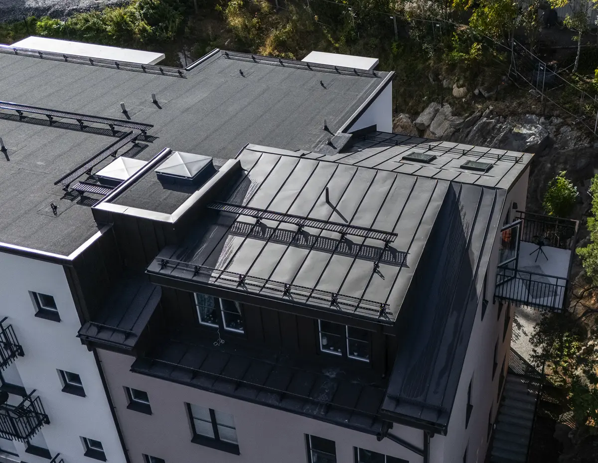Plåtslagaren takläggning i plåt till bostadsrättsförening